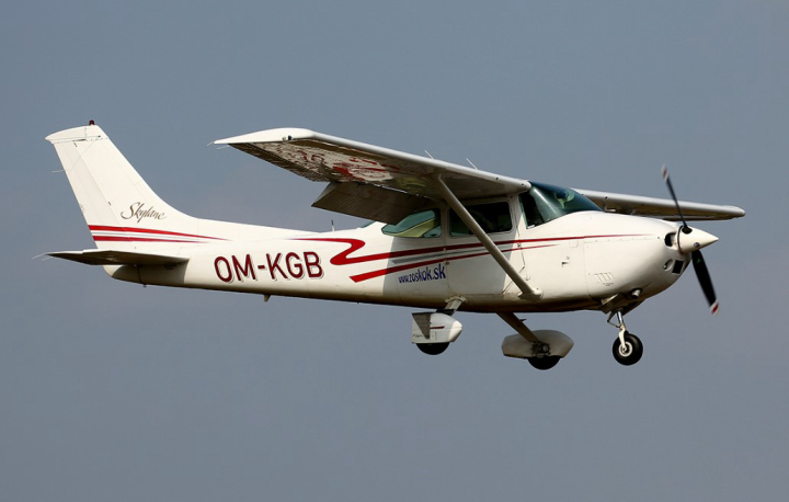 Ilustrace 1 z 10 ze zprávy LNVÚ SKS2022002: Událost lietadlá OM-S002/OM-KGB na RNIK (ví AutoGyro Calidus/CESSNA 182)